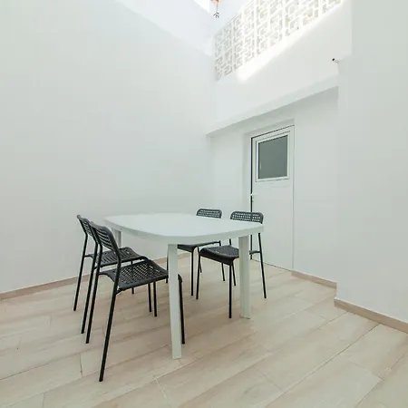 B21 - Oliveira Cozy Flat * Lagos